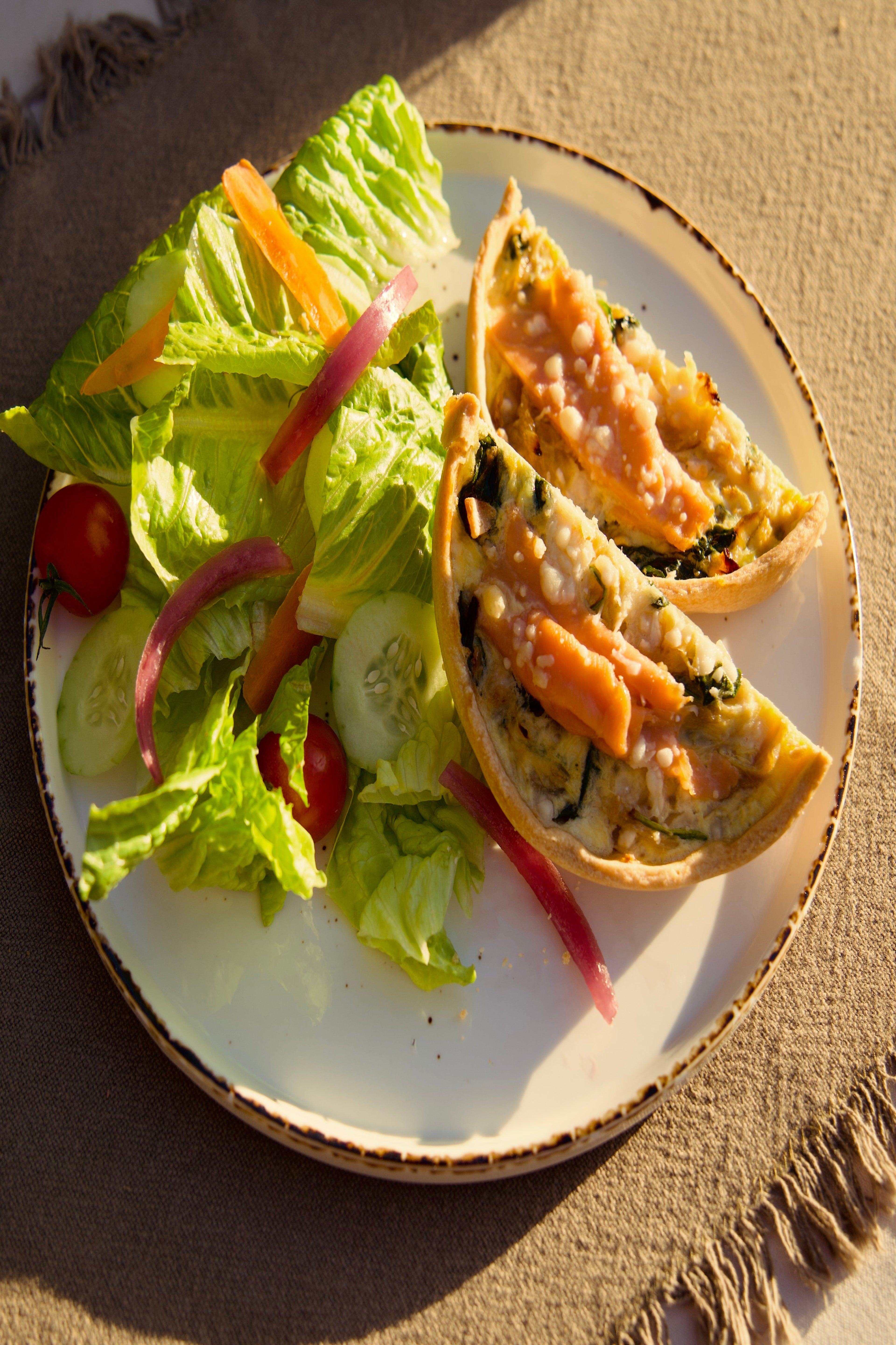 Salmon, spinach & caramelized onion quiche (5 units)