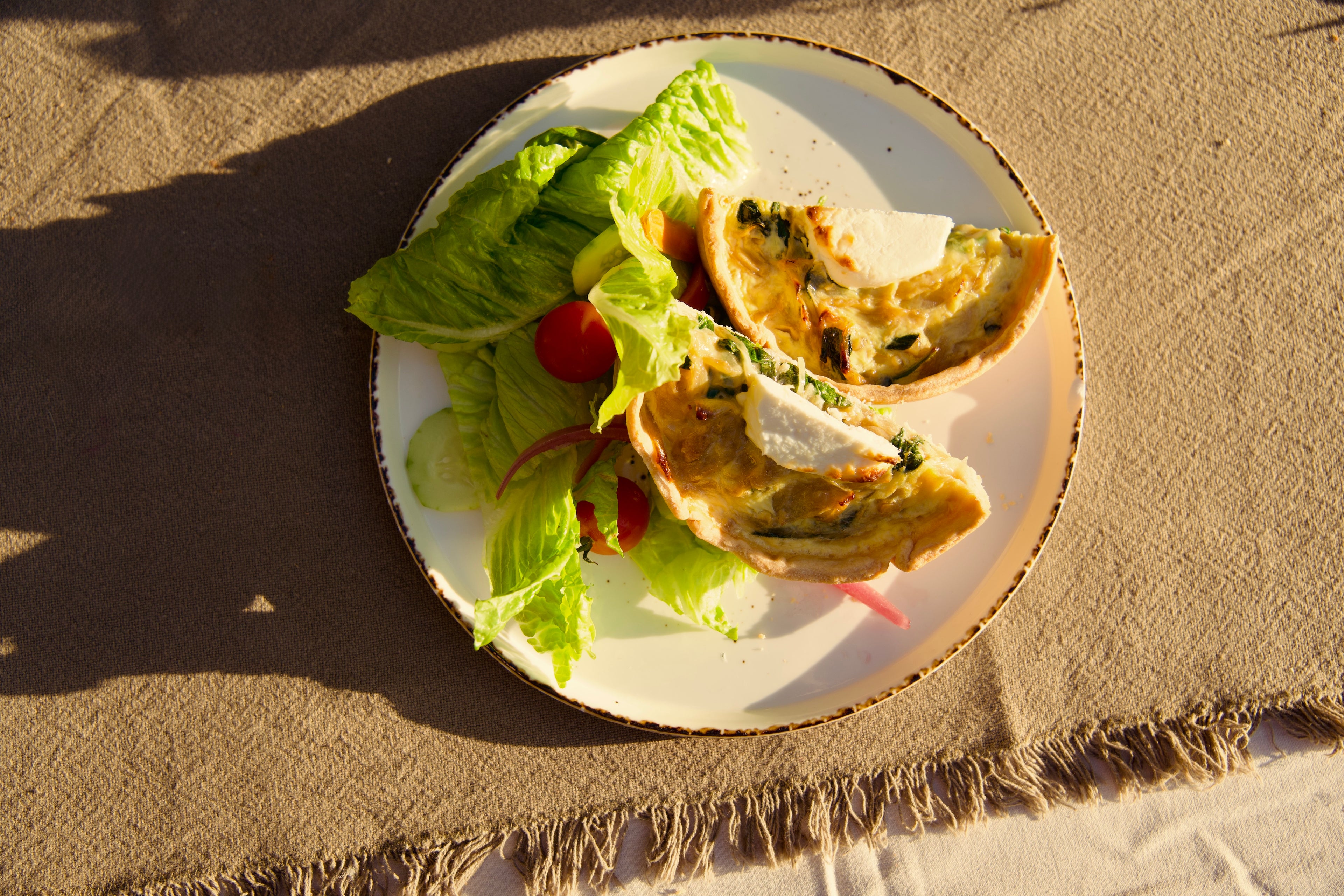 Goat cheese, spinach & caramelized onion quiche (5 units)